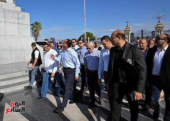 رئيس الوزراء يتفقد أعمال تطوير الممشى السياحى بمحافظة بورسعيد (4)