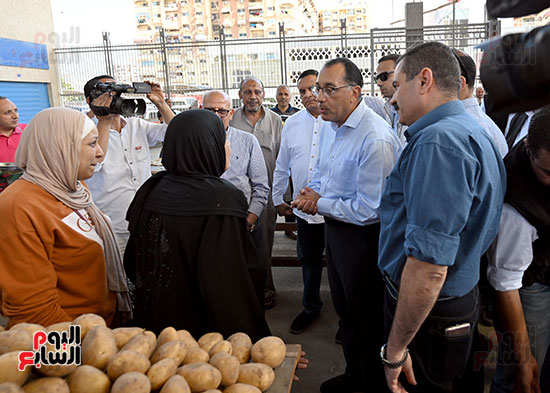 رئيس الوزراء يستمع الى المواطنين داخل اسواق بورسعيد  (2)