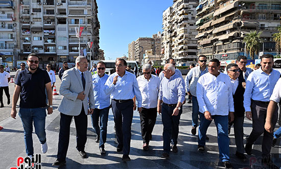 رئيس الوزراء يتفقد أعمال تطوير الممشى السياحى بمحافظة بورسعيد (5)