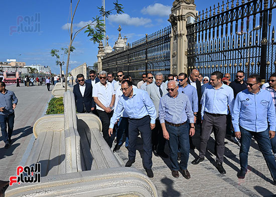 رئيس الوزراء يتفقد أعمال تطوير الممشى السياحى بمحافظة بورسعيد (2)