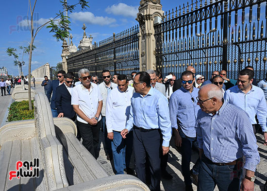 رئيس الوزراء يتفقد أعمال تطوير الممشى السياحى بمحافظة بورسعيد (3)