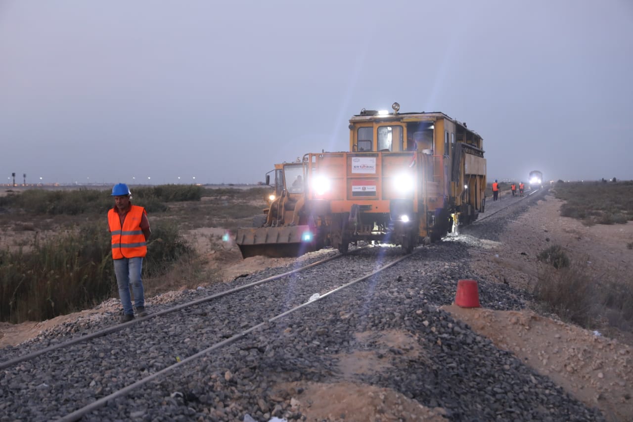 وزير النقل يتفقد مشروع إعادة تأهيل خط السكة الحديد الفردان بئر العبد (21)