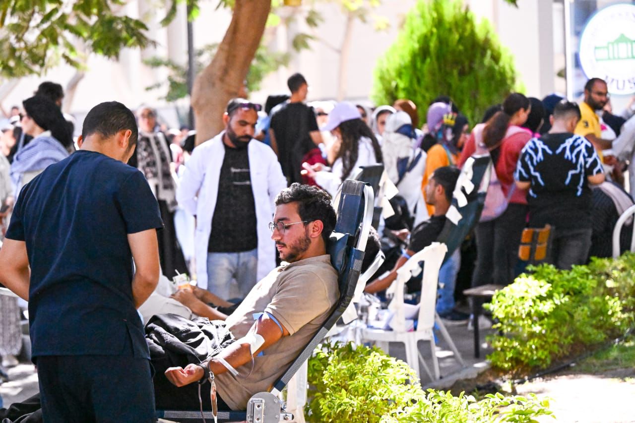 جامعة مصر للعلوم والتكنولوجيا تطلق حملة للتبرع بالدم (1)