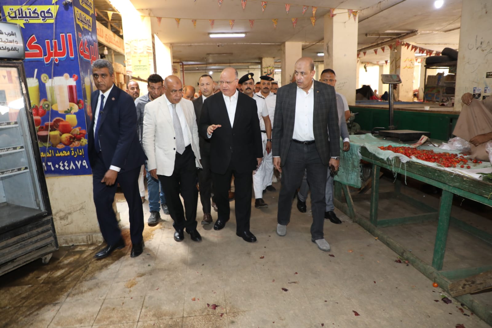 محافظ القاهرة يتفقد الاسواق لمتابعة تنفيذ مبادرة خفض أسعار السلع (19)