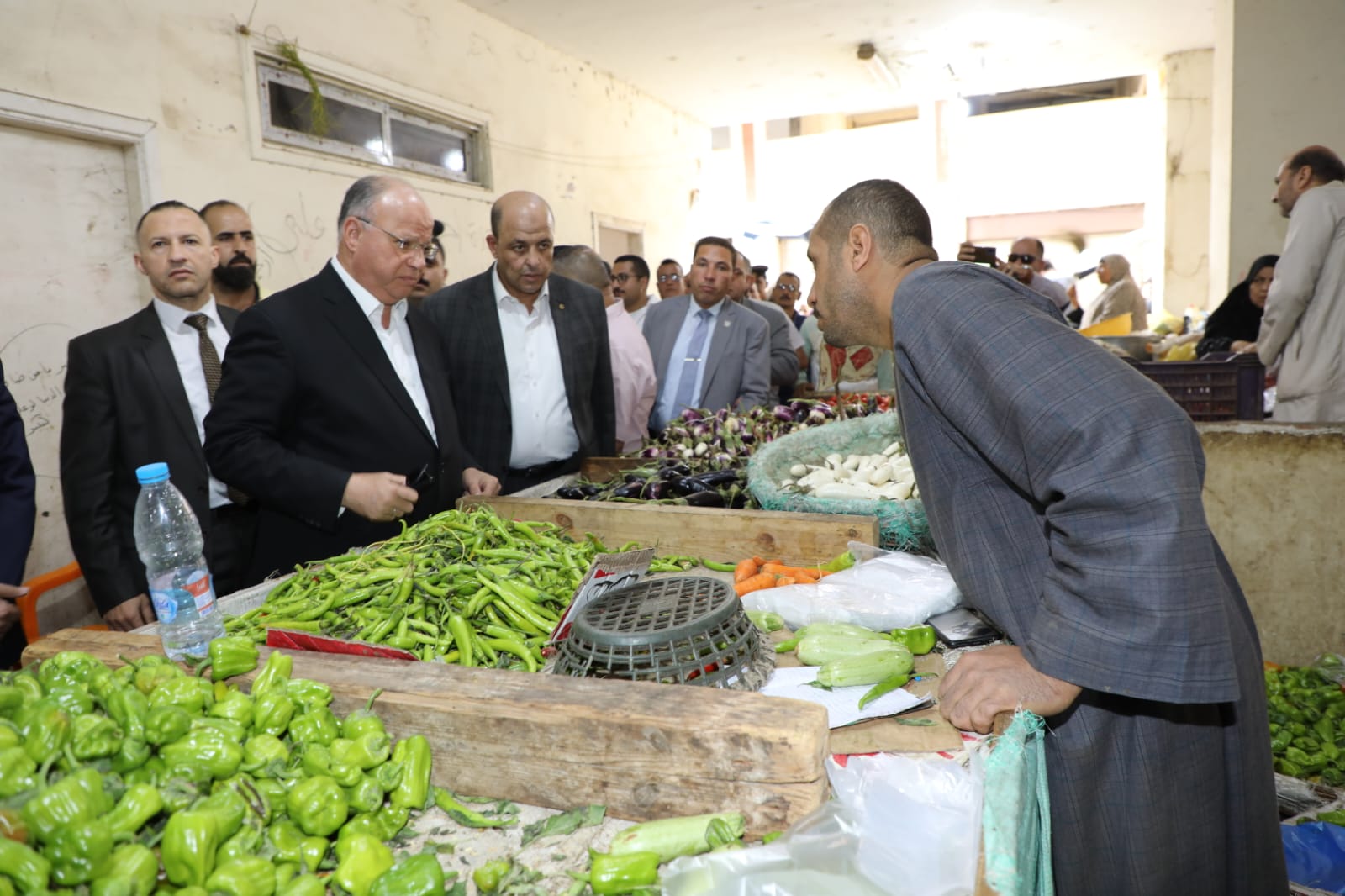 محافظ القاهرة يتفقد الاسواق لمتابعة تنفيذ مبادرة خفض أسعار السلع (2)