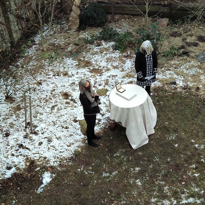 لويز جلوك تتسلم جائزة نوبل فى حديقة منزلها