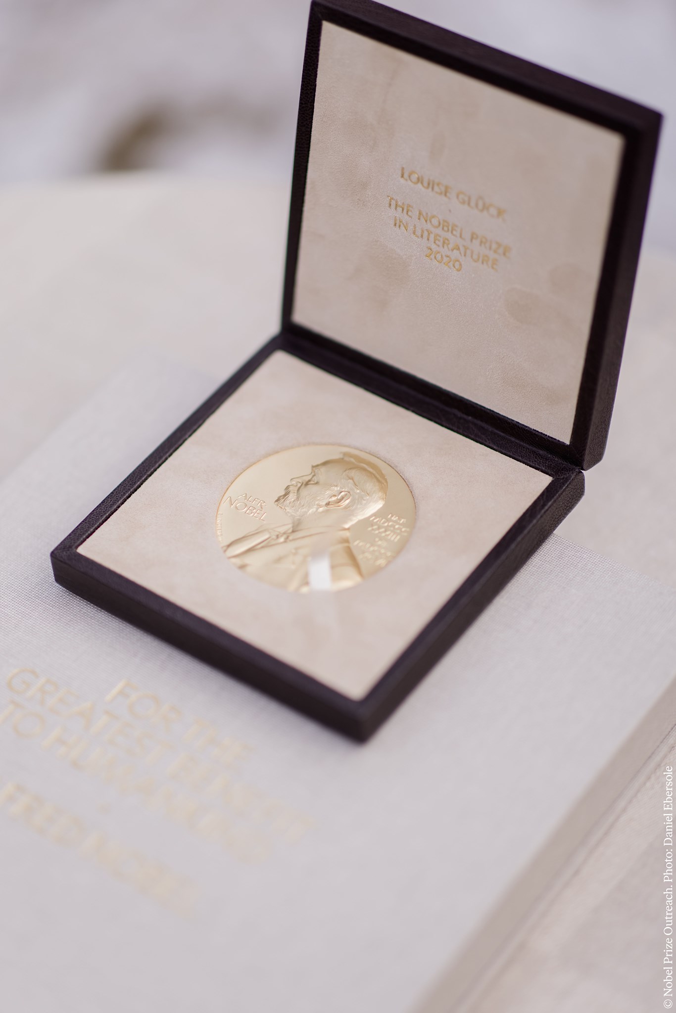 ميدالية جائزة نوبل للأدب باسم الشاعرة لويز جلوك