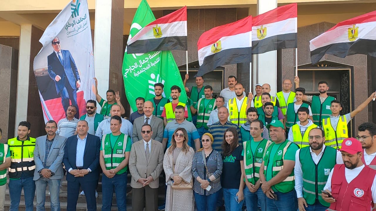 محافظ شمال سيناء   مع أعضاء قافلة مساعدات التحالف الوطنى بالعريش