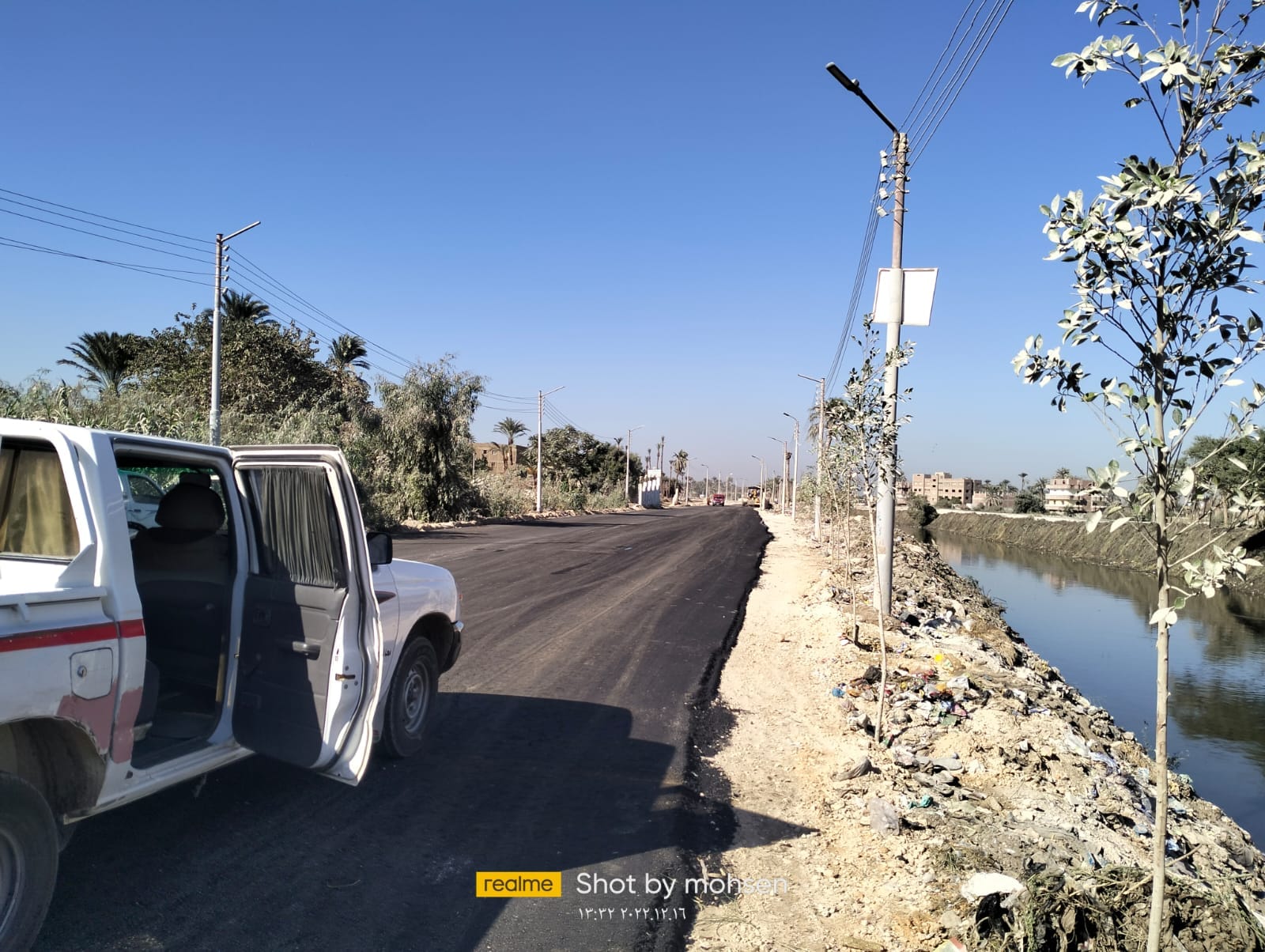 متابعة أعمال الرصف على الطريق بقرية شطوره