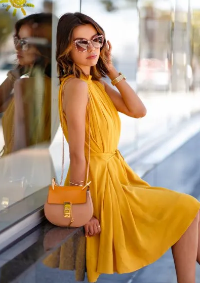 فستان أصفر بطيات متوسط ​​الطول