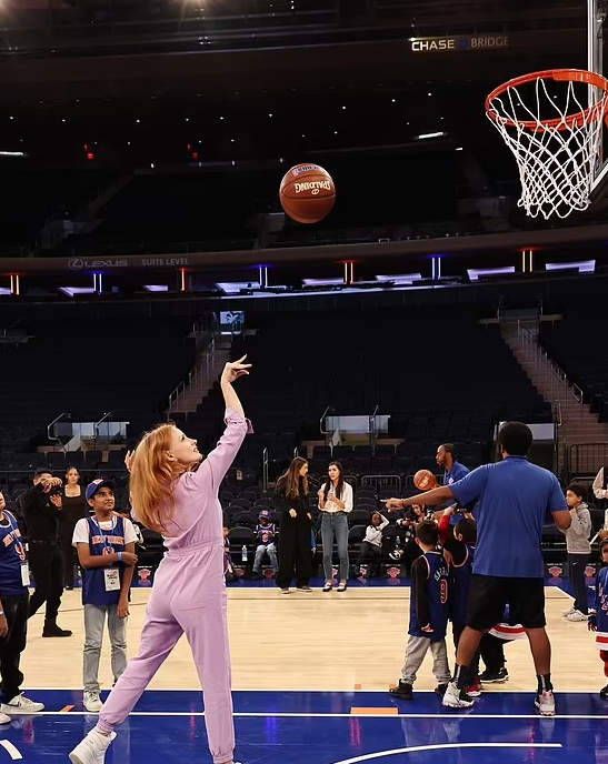 جيسيكا شاستين بملعب كرة السلة