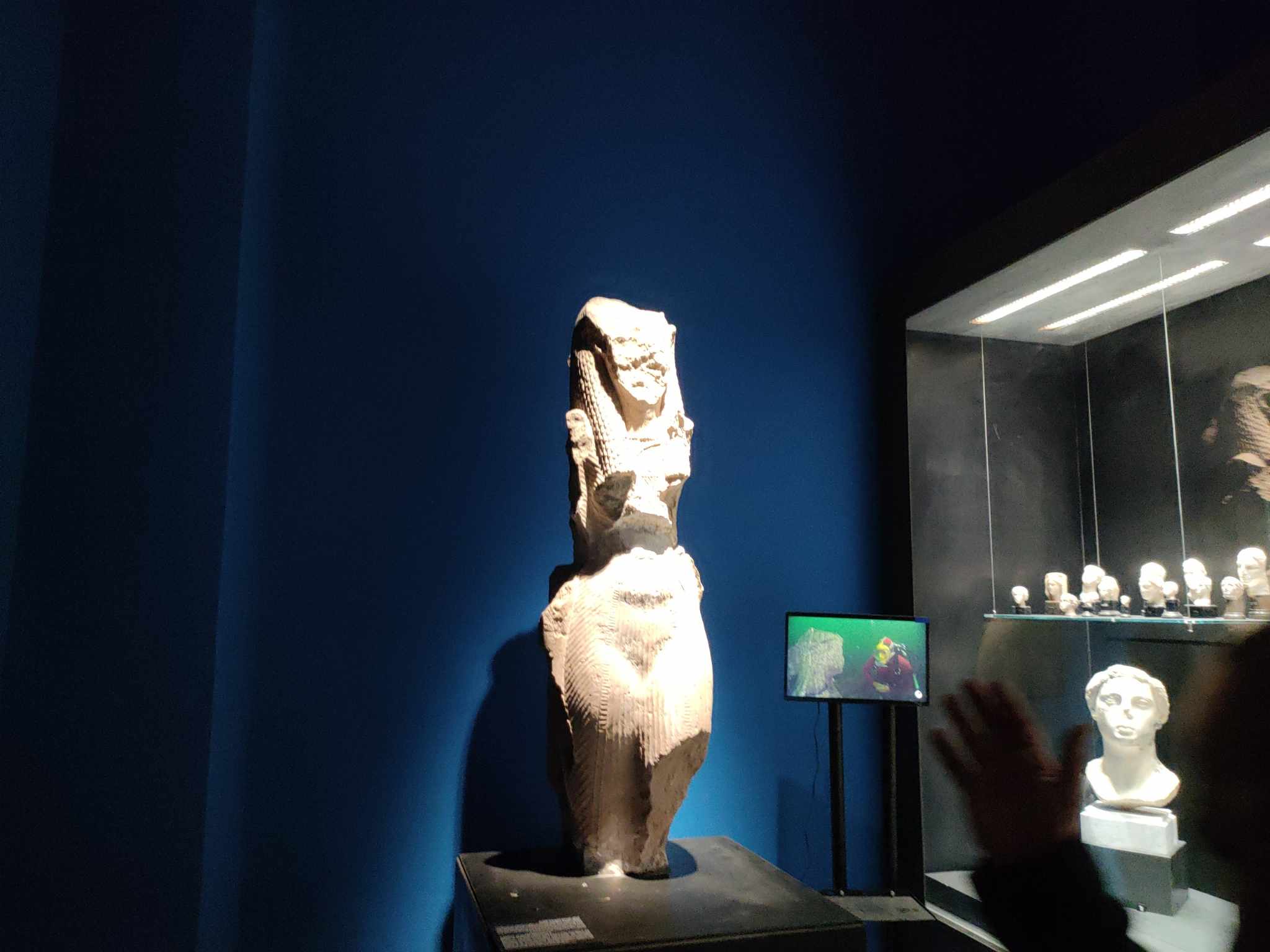 قطع أثرية من المعروضة داخل المتحف اليوناني الروماني