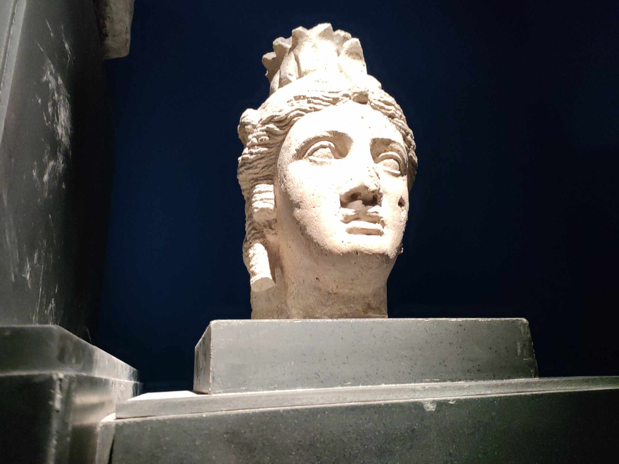 تمثال لرأس كليوباترا بالمتحف اليوناني الروماني بالإسكندرية