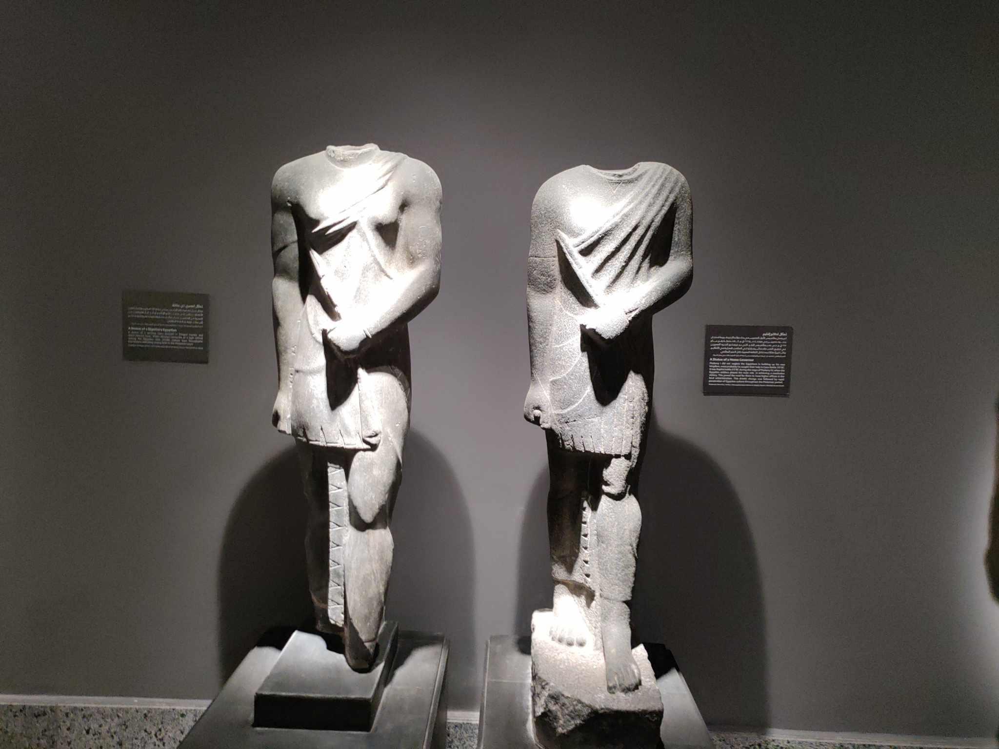 قطعتين من الآثار داخل المتحف اليوناني الروماني