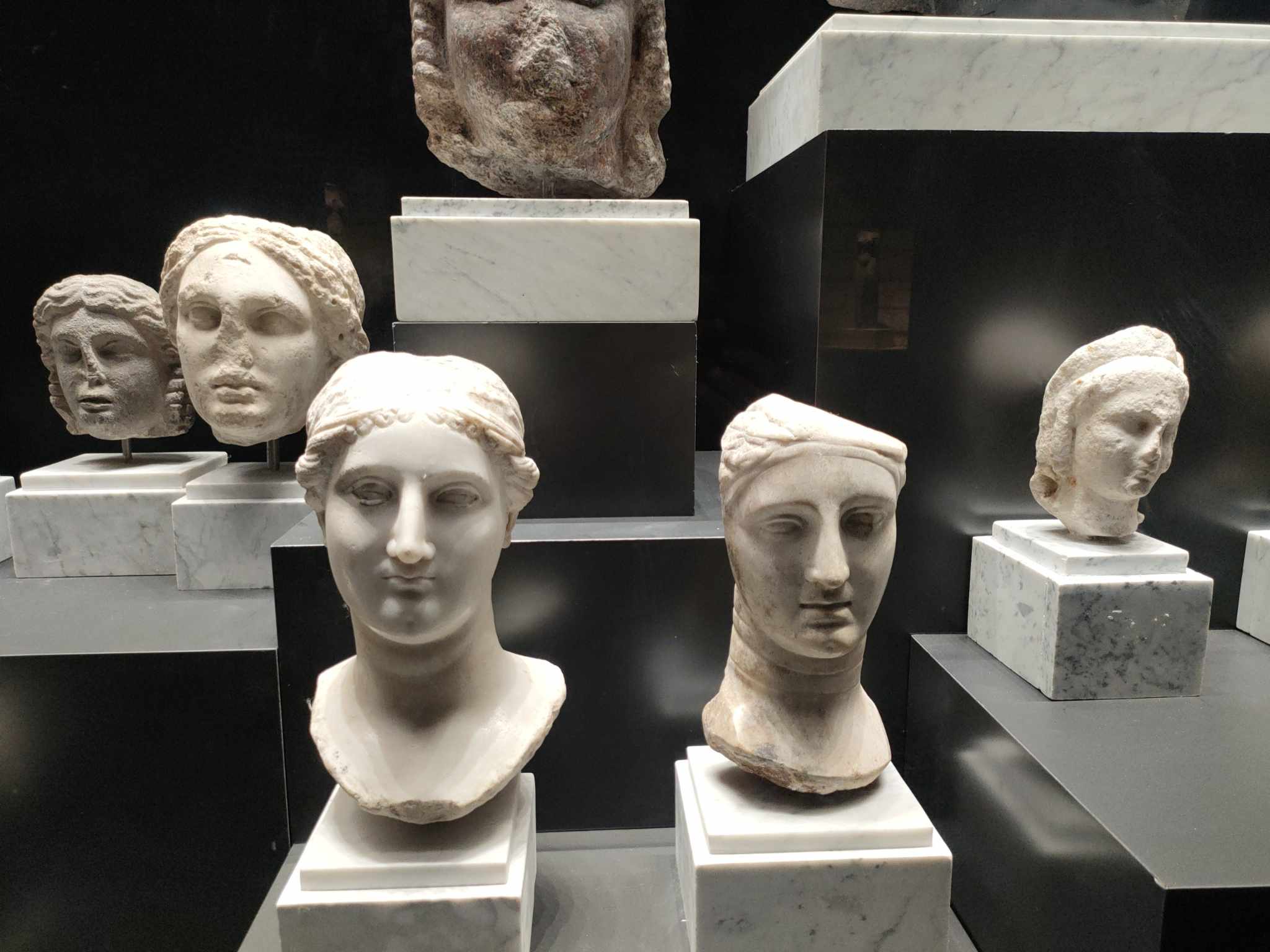 تماثيل أثرية داخل المحتف اليوناني الروماني