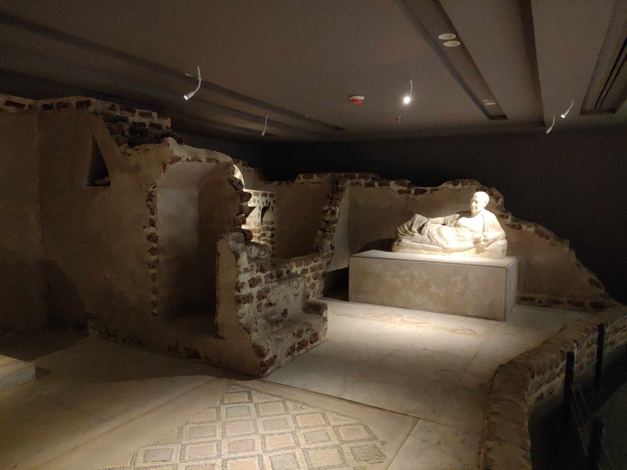 جانب من الأثريات داخل المتحف اليوناني الروماني