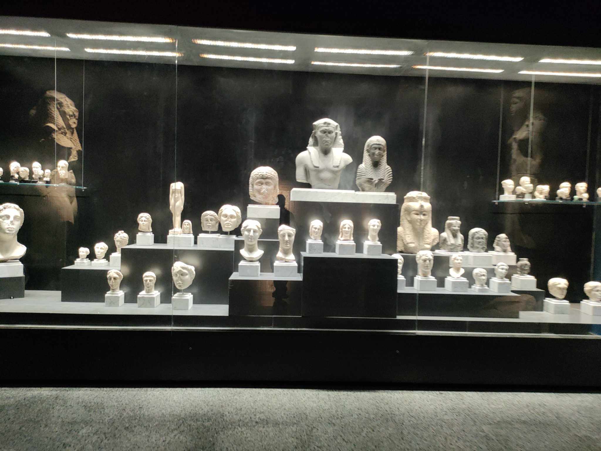 مجموعة لقطع أثرية داخل المحتف اليوناني الروماني