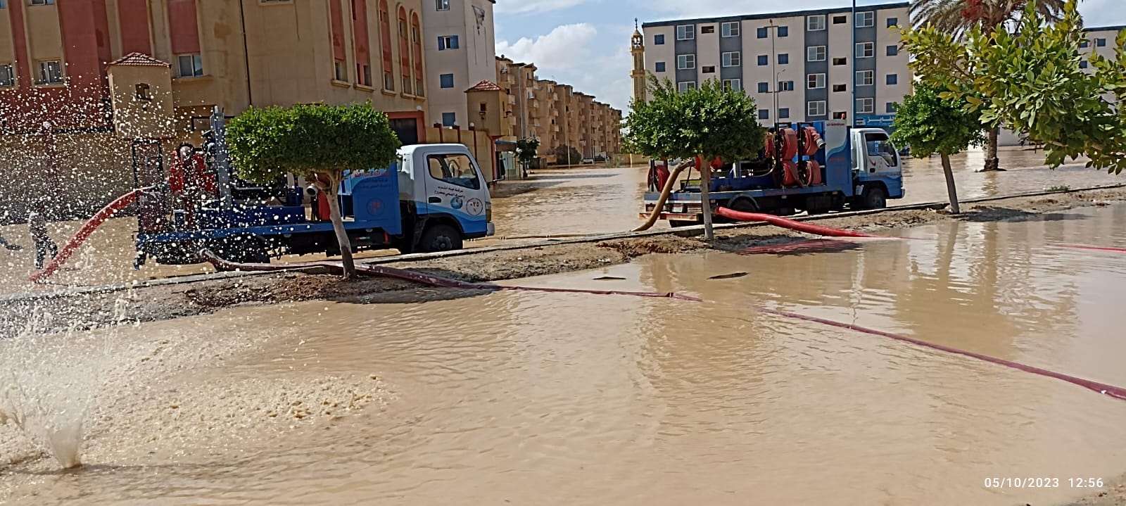 سيارات شركة مياه مطروح تشارك في ازالة اثار السيول