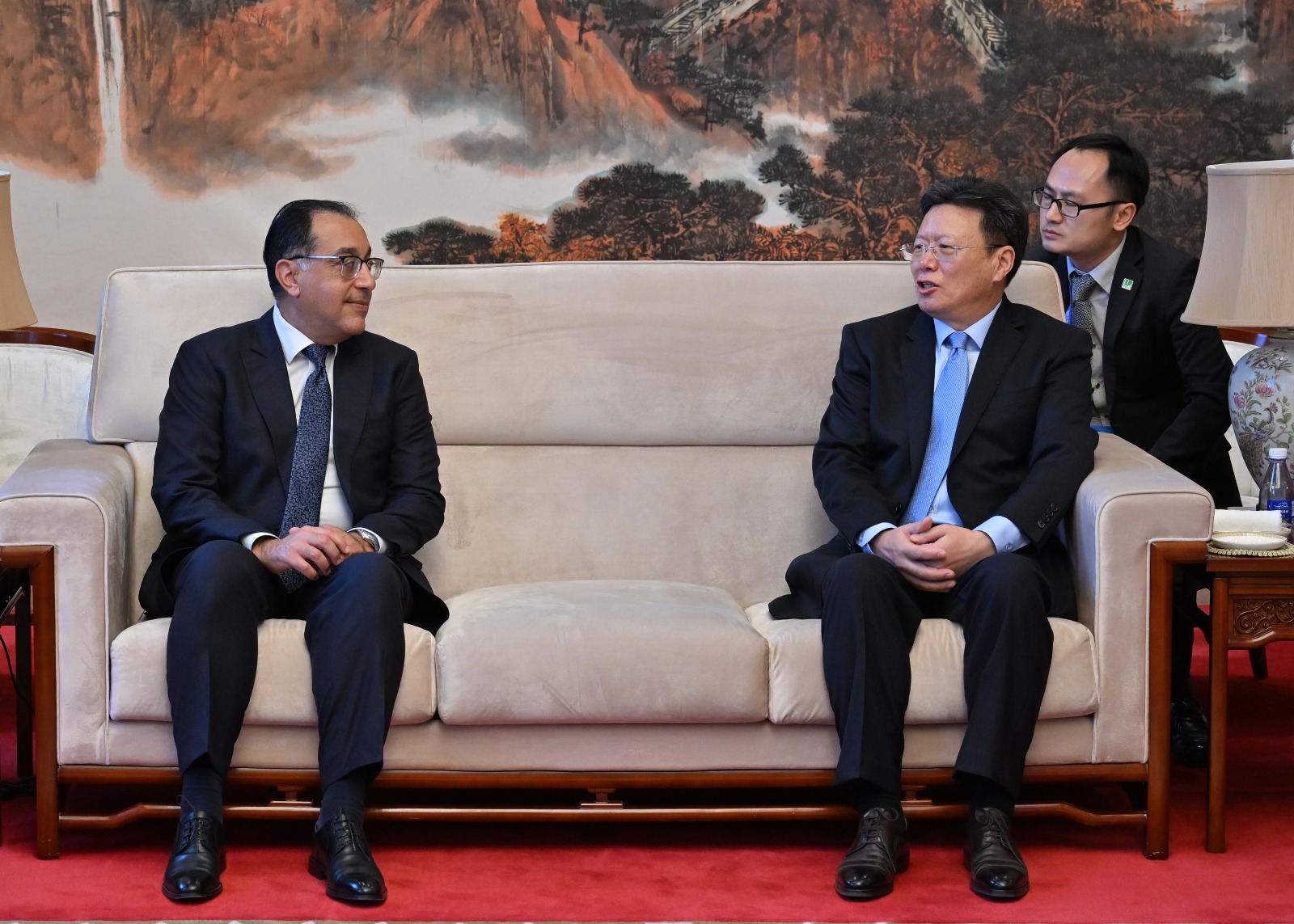 رئيس الوزراء يصل العاصمة الصينية بكين للمشاركة في الدورة الثالثة لـ منتدى الحزام والطريق للتعاون الدولي (2)