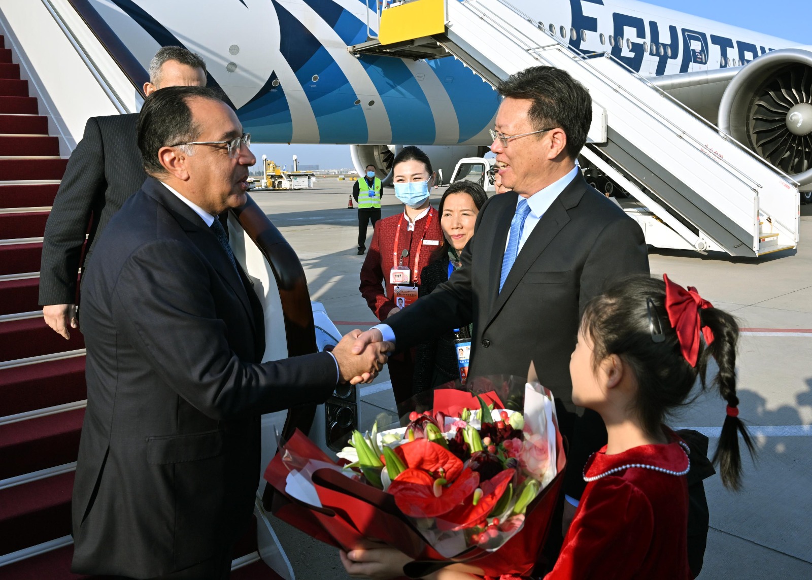 رئيس الوزراء يصل العاصمة الصينية بكين للمشاركة في الدورة الثالثة لـ منتدى الحزام والطريق للتعاون الدولي (3)