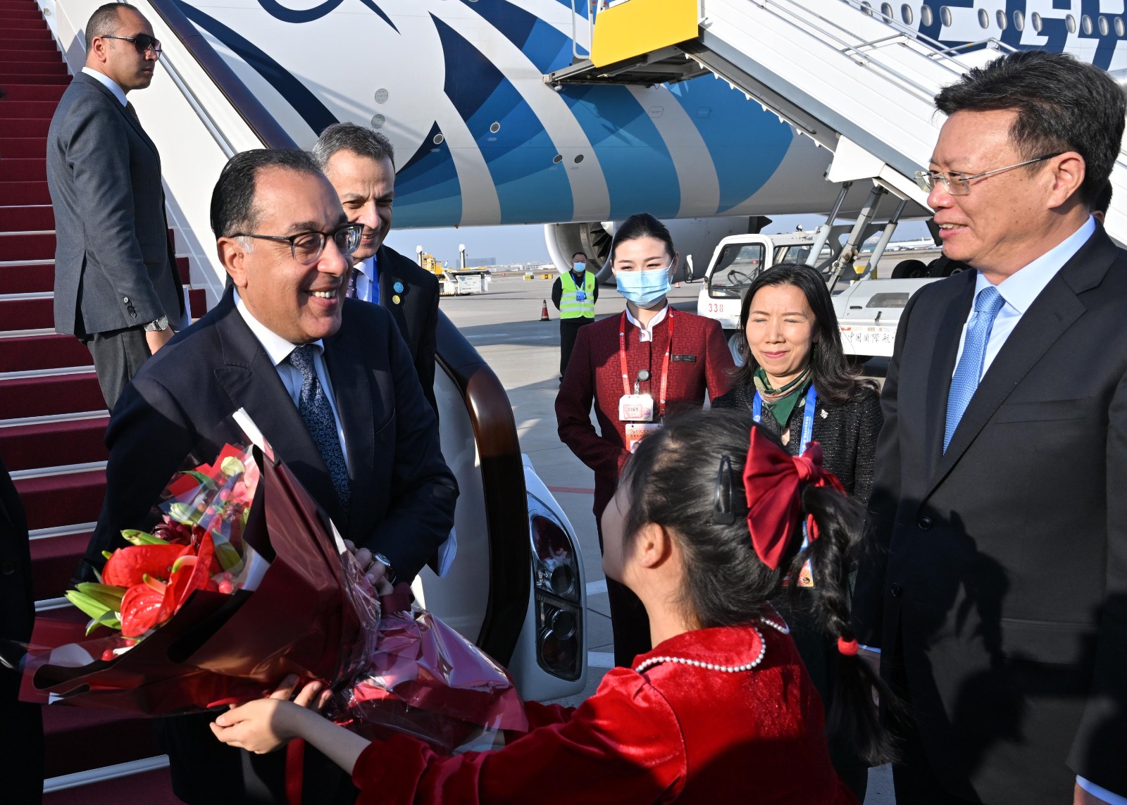 رئيس الوزراء يصل العاصمة الصينية بكين للمشاركة في الدورة الثالثة لـ منتدى الحزام والطريق للتعاون الدولي (1)