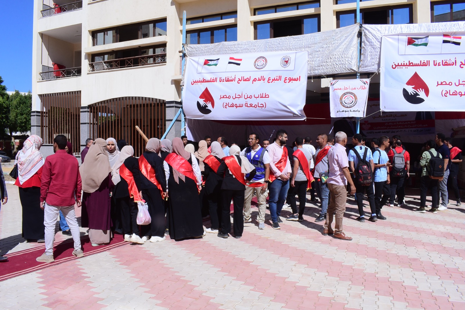 طلاب من أجل مصر بجامعة سوهاج يواصلون حملة التبرع بالدم للأشقاء فى فلسطين (2)