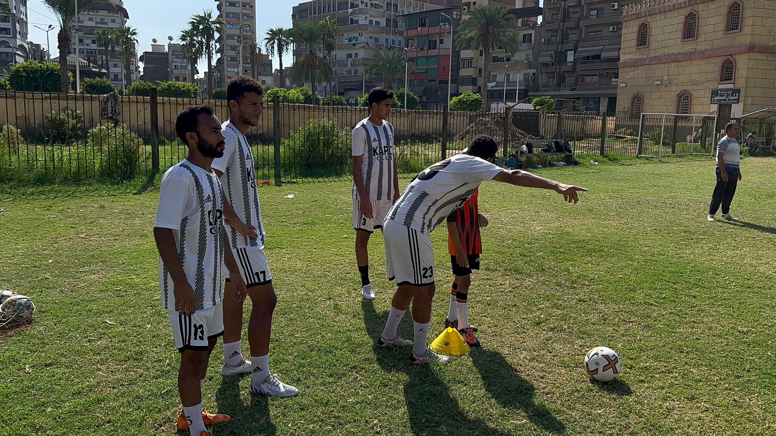 يلعب آدم مع الفريق الأول