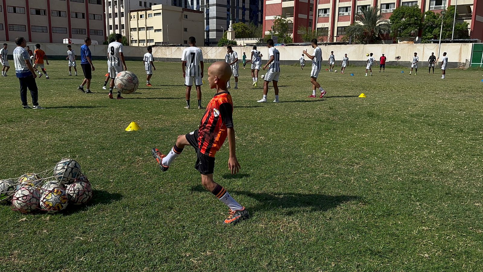 بينما كان آدم يلعب بالكرة