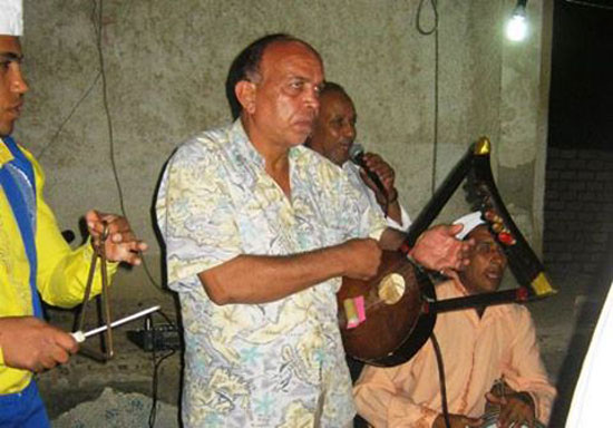 مولر يعزف على آلة السمسمية مولر يعزف على آلة السمسمية