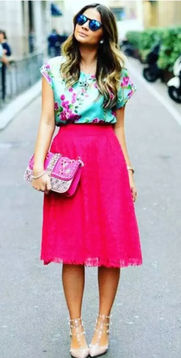 تنورة متوسطة الطول باللون الوردى مع بلوزة ربيعية