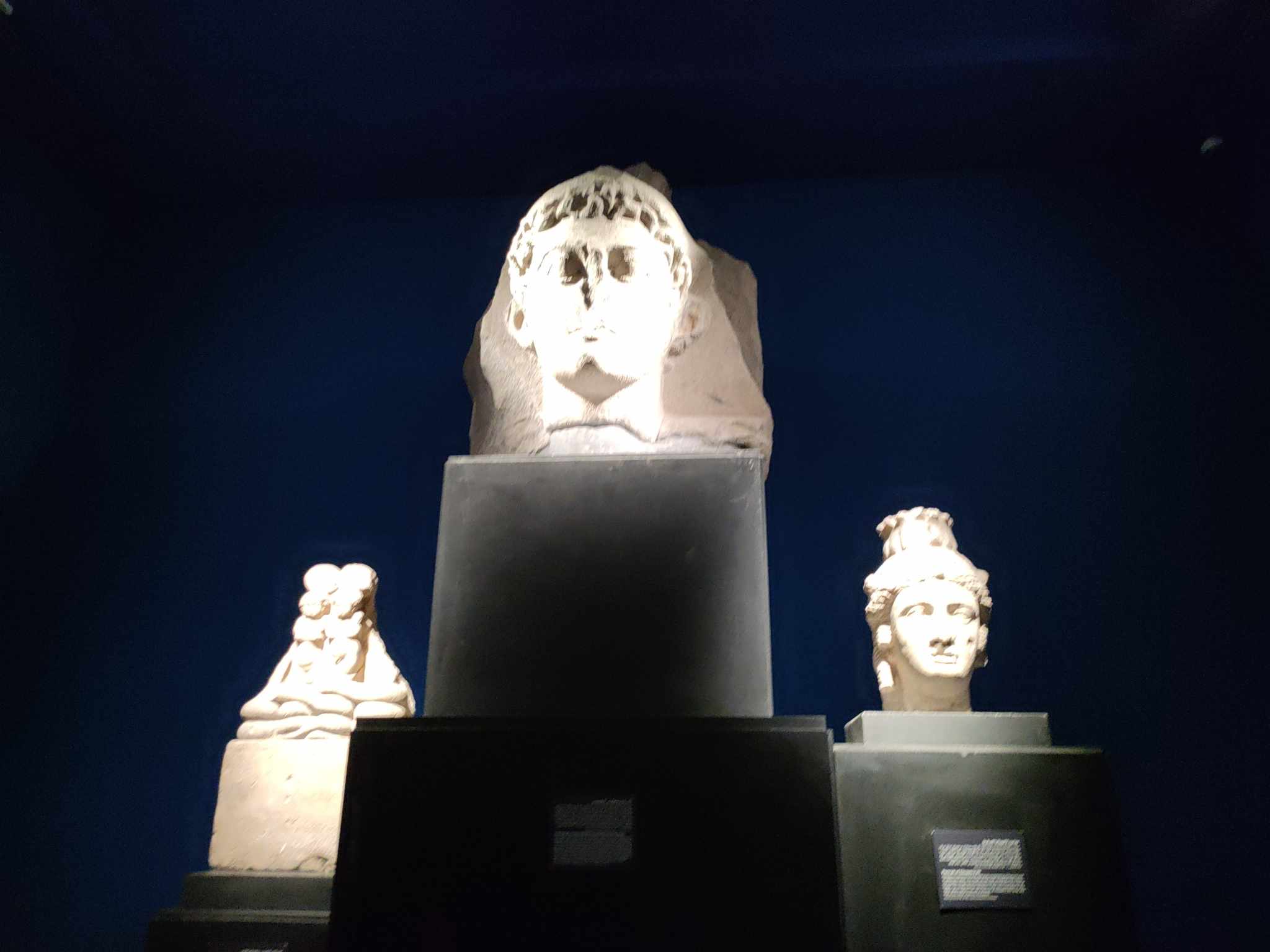 قطع أثرية -اطوانيوس والملكة كليوباترا وأبنائهم داخل المتحف