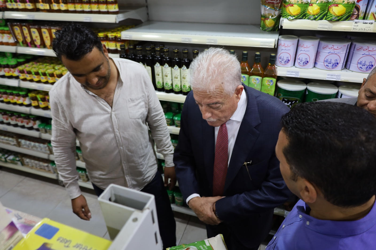 محافظ جنوب سيناء يتابع تنفيذ مبادرة خفض أسعار السلع الغذائية بمدينة الطور (5)