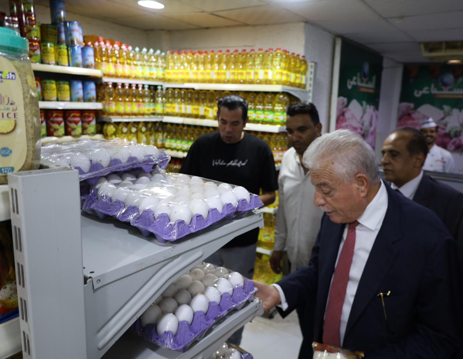محافظ جنوب سيناء يتابع تنفيذ مبادرة خفض أسعار السلع الغذائية بمدينة الطور (2)