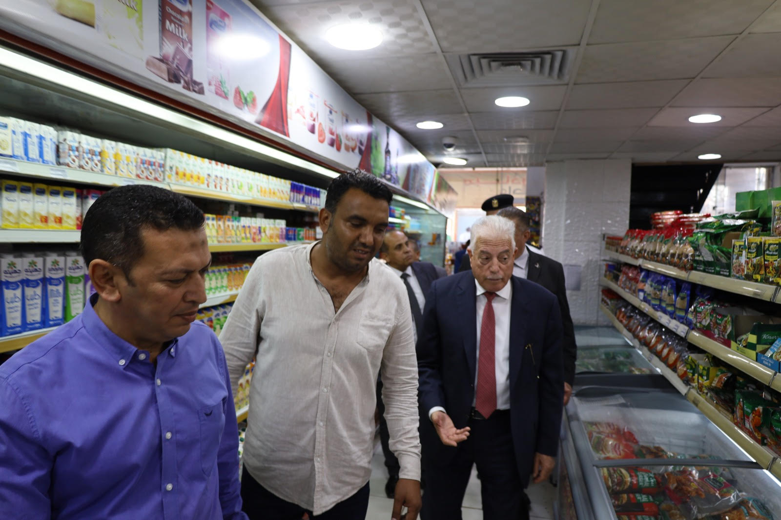 محافظ جنوب سيناء يتابع تنفيذ مبادرة خفض أسعار السلع الغذائية بمدينة الطور (4)
