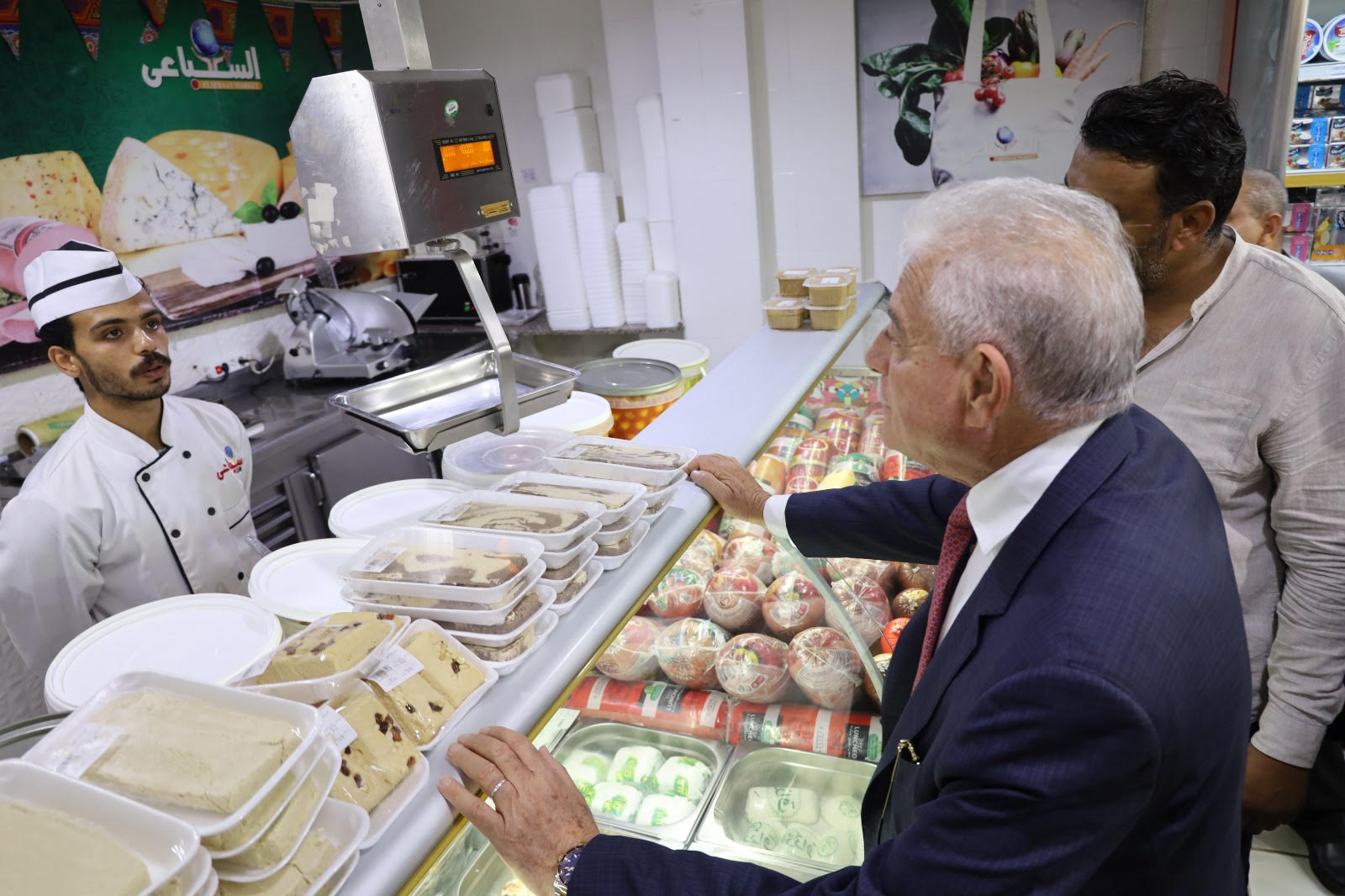 محافظ جنوب سيناء يتابع تنفيذ مبادرة خفض أسعار السلع الغذائية بمدينة الطور (7)