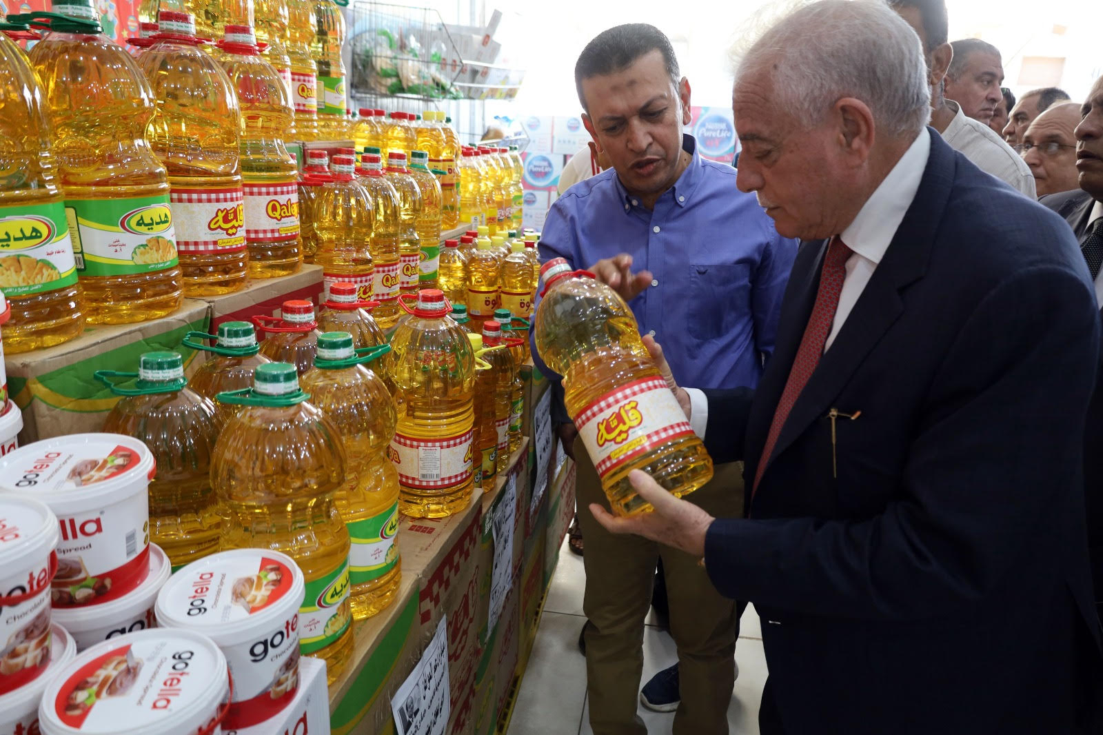 محافظ جنوب سيناء يتابع تنفيذ مبادرة خفض أسعار السلع الغذائية بمدينة الطور (3)