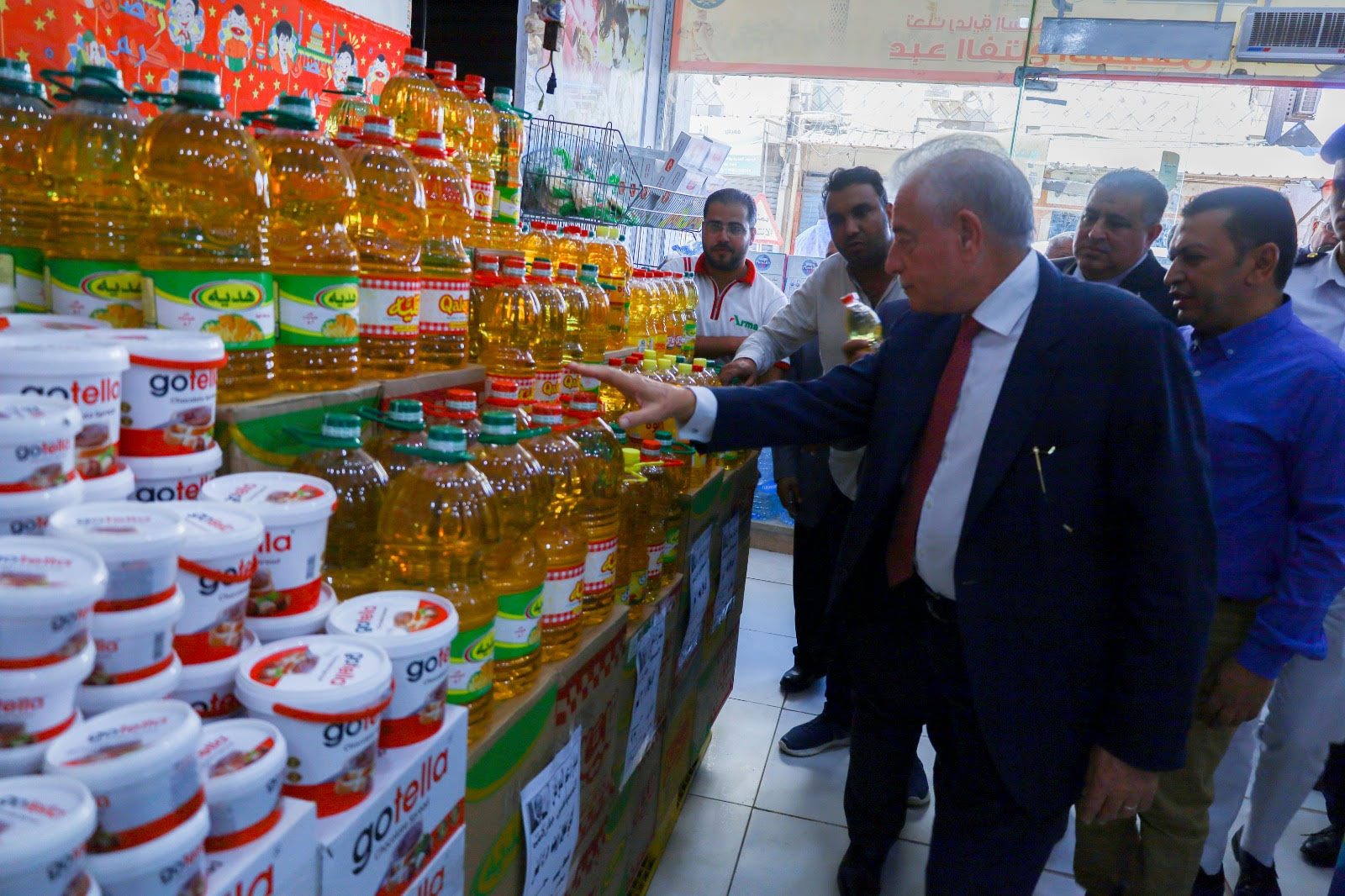 محافظ جنوب سيناء يتابع تنفيذ مبادرة خفض أسعار السلع الغذائية بمدينة الطور (1)