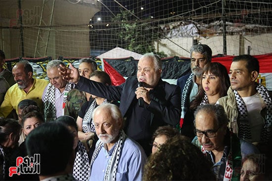 النقيب اشرف زكى وسط الفنانين للتضامن مع الاشقاء فى فلسطين  (1)