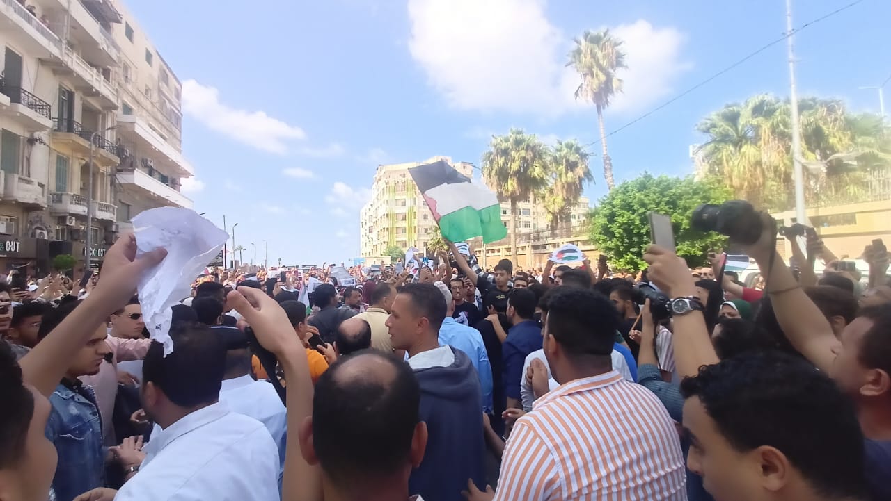 مسيرات لطلاب جامعة الإسكندرية ترفع أعلام فلسطين  (6)