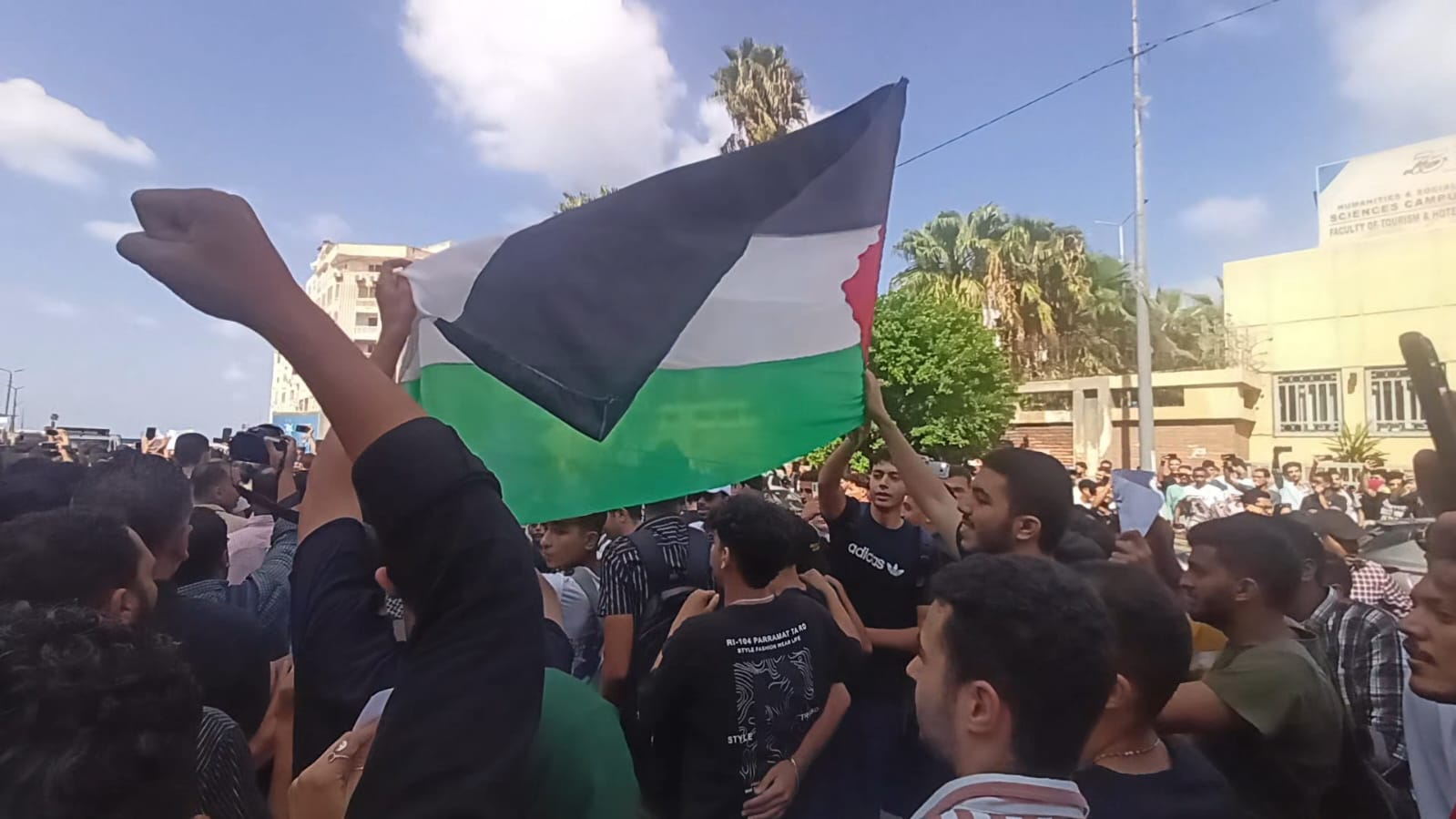 مسيرات لطلاب جامعة الإسكندرية ترفع أعلام فلسطين  (7)