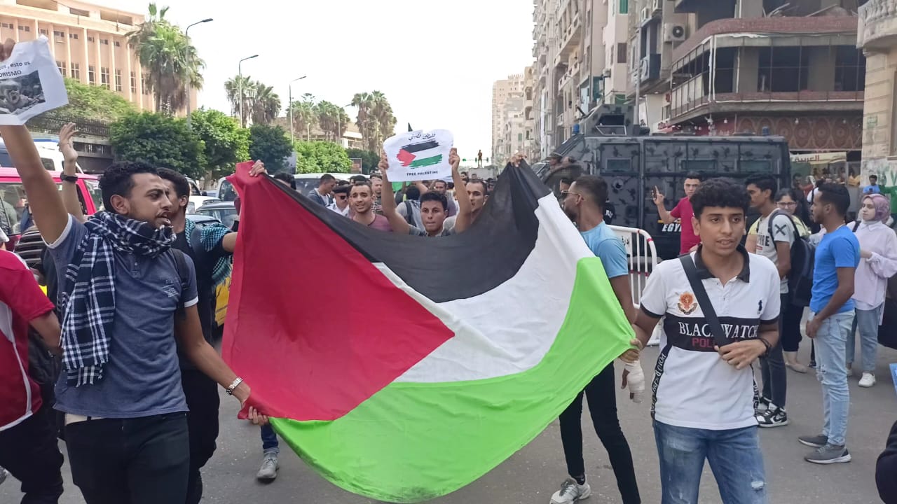 مسيرات لطلاب جامعة الإسكندرية ترفع أعلام فلسطين  (1)