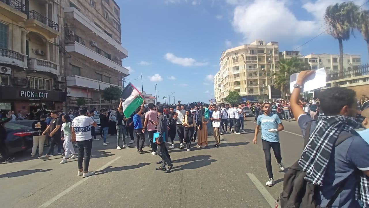 مسيرات لطلاب جامعة الإسكندرية ترفع أعلام فلسطين  (4)