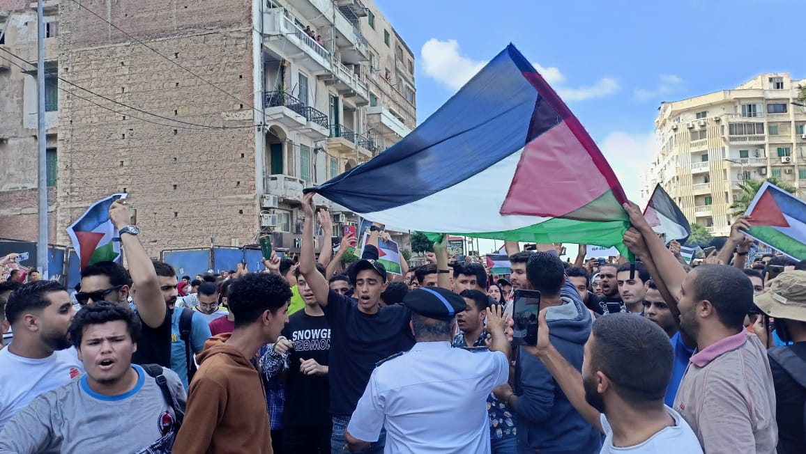 مسيرات لطلاب جامعة الإسكندرية ترفع أعلام فلسطين  (5)
