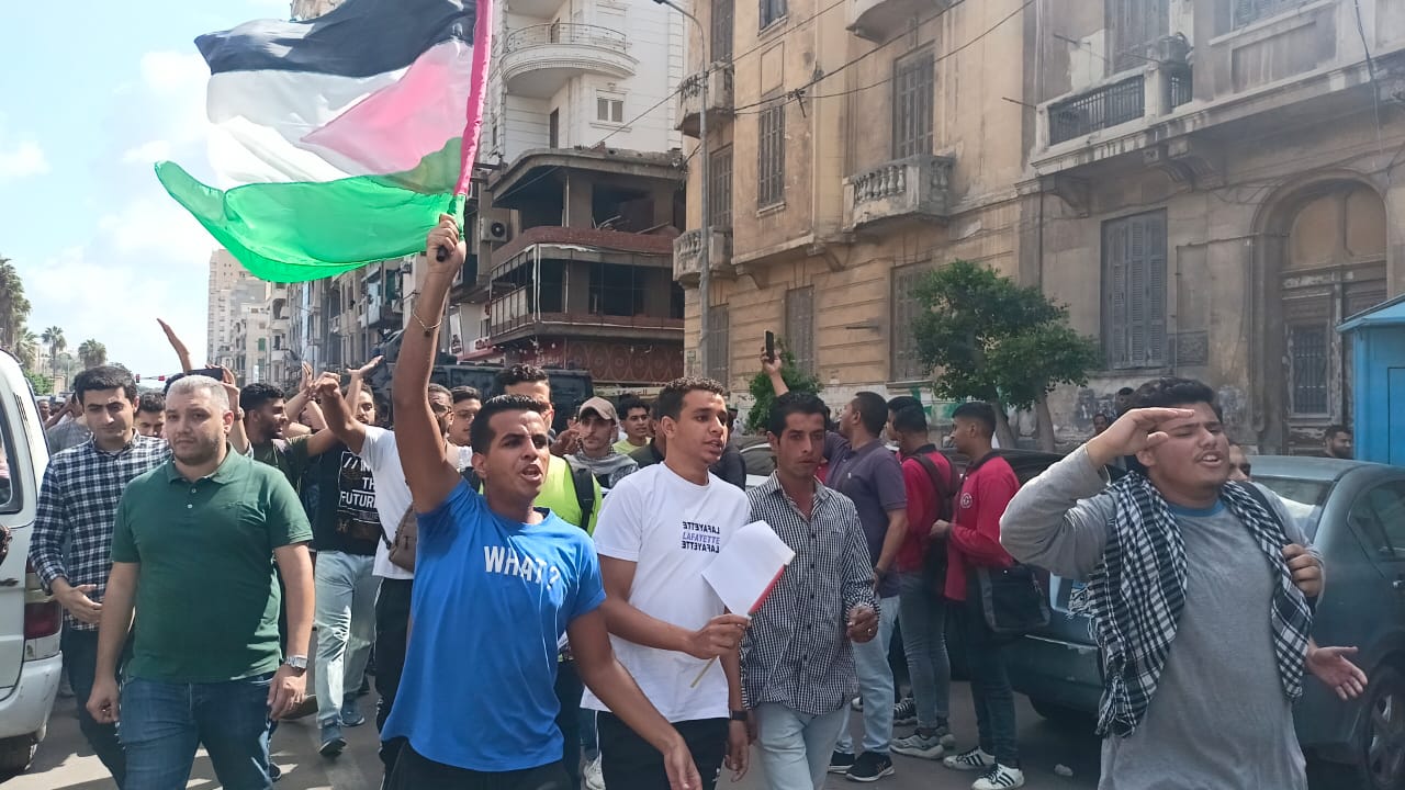 مسيرات لطلاب جامعة الإسكندرية ترفع أعلام فلسطين  (3)