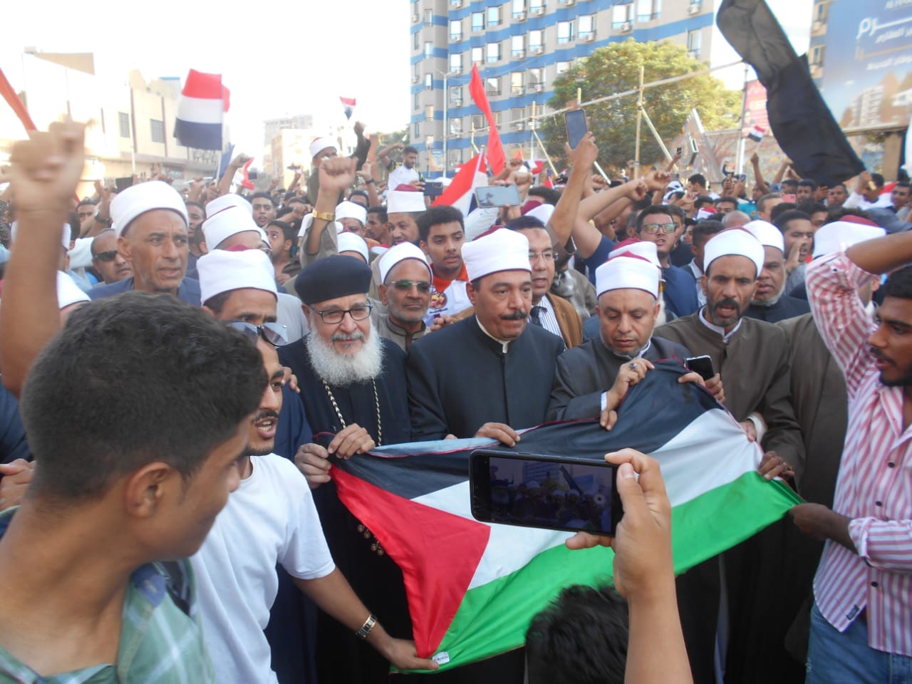 الكنيسة والأزهر واأوقاف يحملون علم فلسطين 
