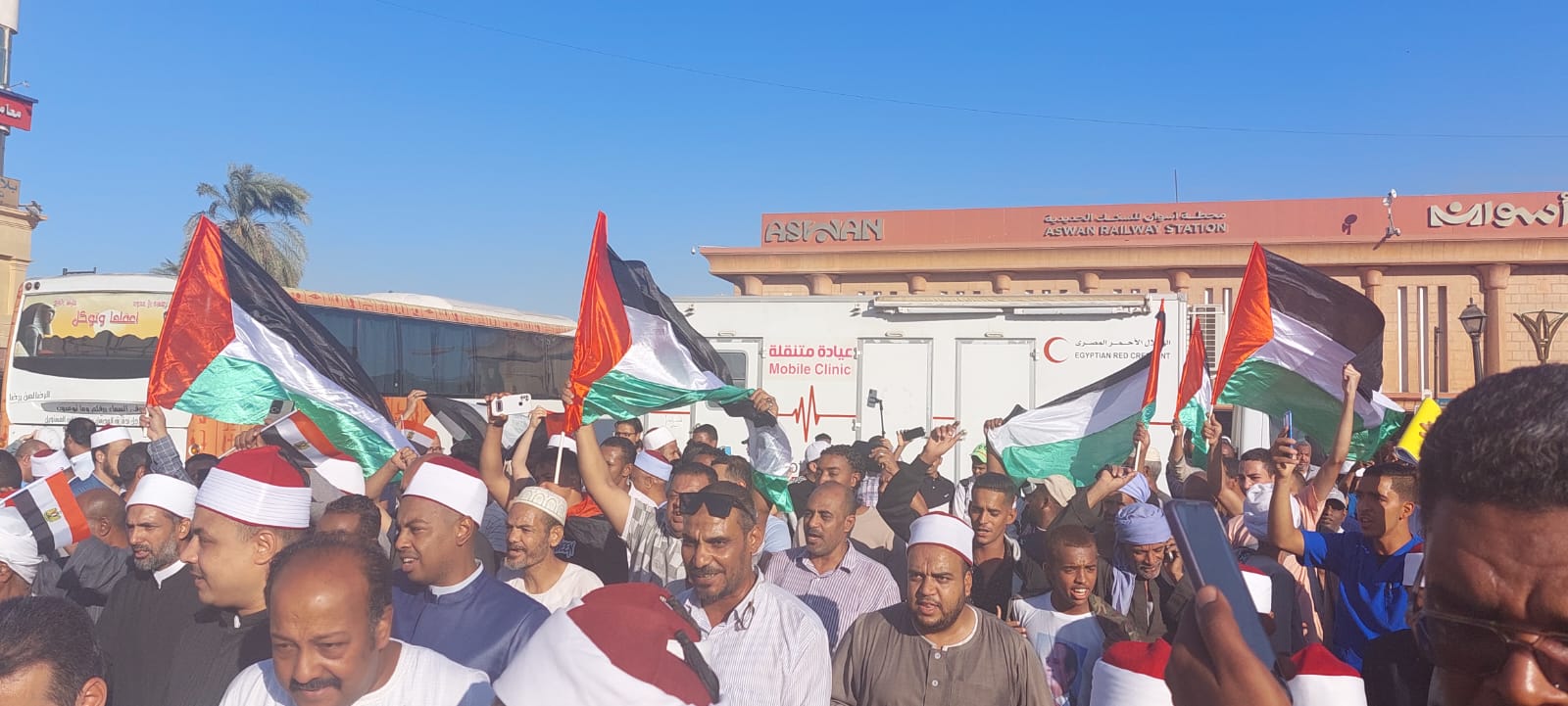 مسيرة تضامنية مع شعب فلسطين بميدان محطة أسوان.. صور - اليوم السابع