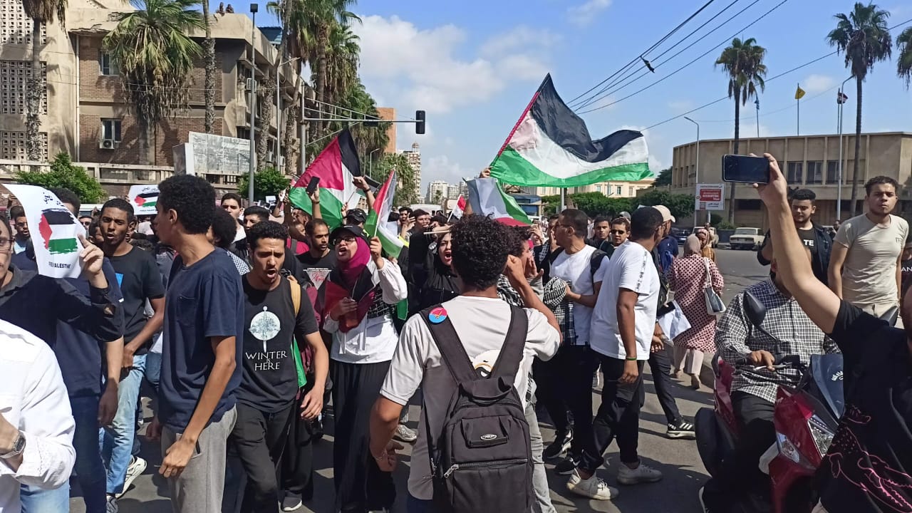 مسيرات لطلاب جامعة الإسكندرية ترفع أعلام فلسطين  (2)