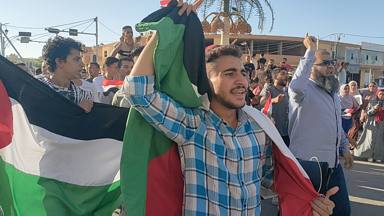 أهالى مدينة الخارجة يؤدون صلاة الغائب على أرواح شهداء غزة (11)