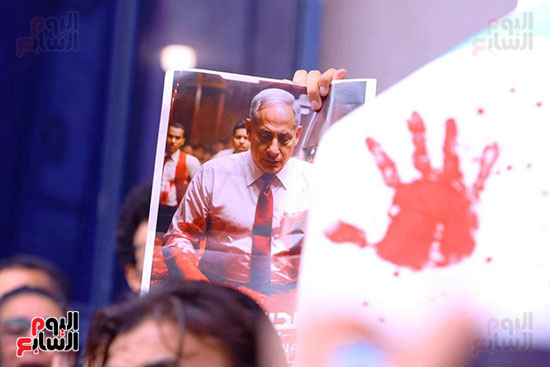 وقفة احتجاجيه تنديدا بجرائم الاحتلال الإسرائيلى على سلم نقابة الصحفيين (30)