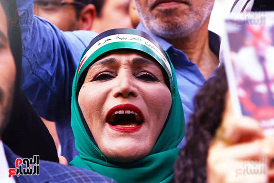 وقفة احتجاجيه تنديدا بجرائم الاحتلال الإسرائيلى على سلم نقابة الصحفيين (4)